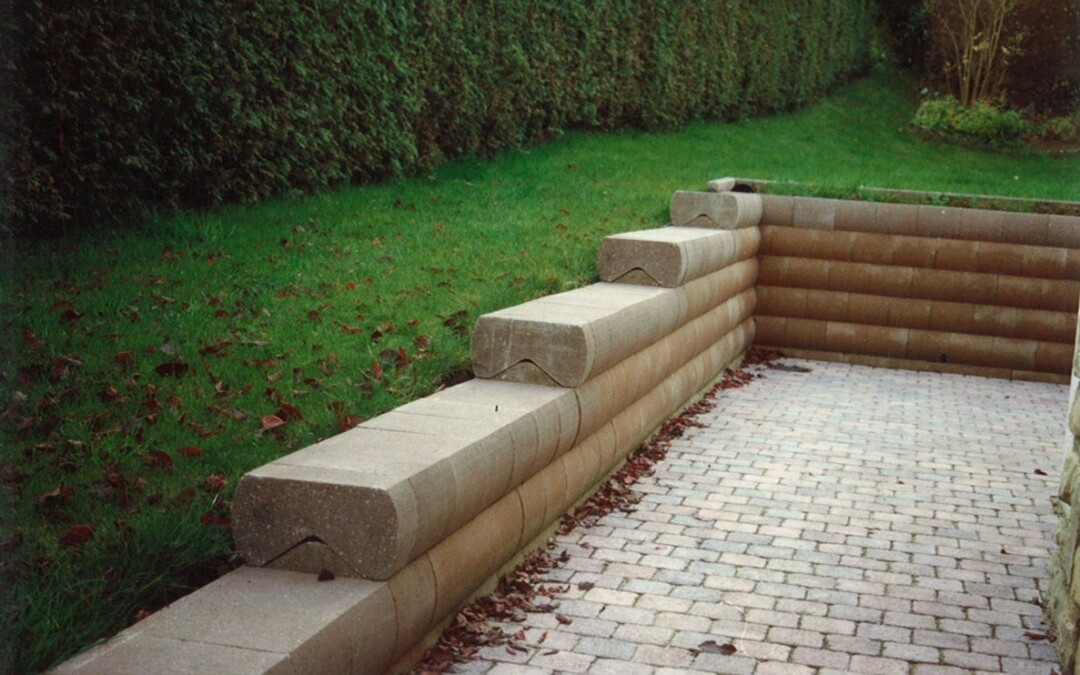 Un muret de soutènement en blocs de béton