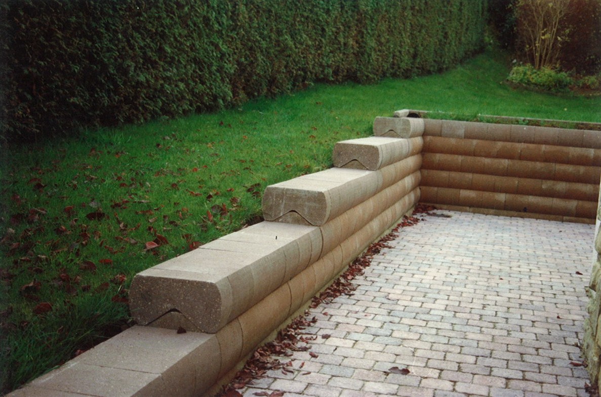 Un muret de soutènement en blocs de béton