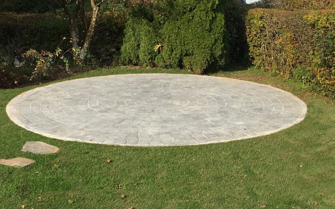 Une terrasse en cercle dont le sol est composé de pavés en béton