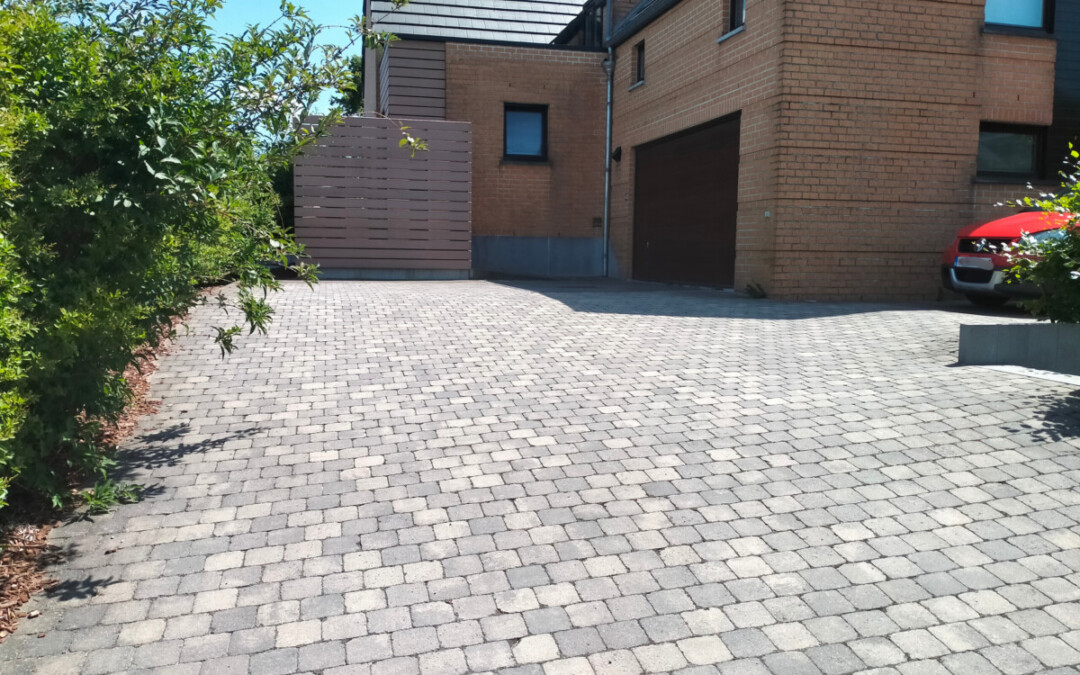 Allée de garage en pavés béton à l'avant d'une maison moderne.